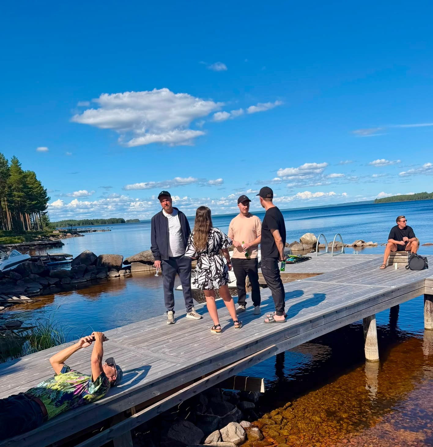 Gäster på bryggan vid sjön i Dalarna